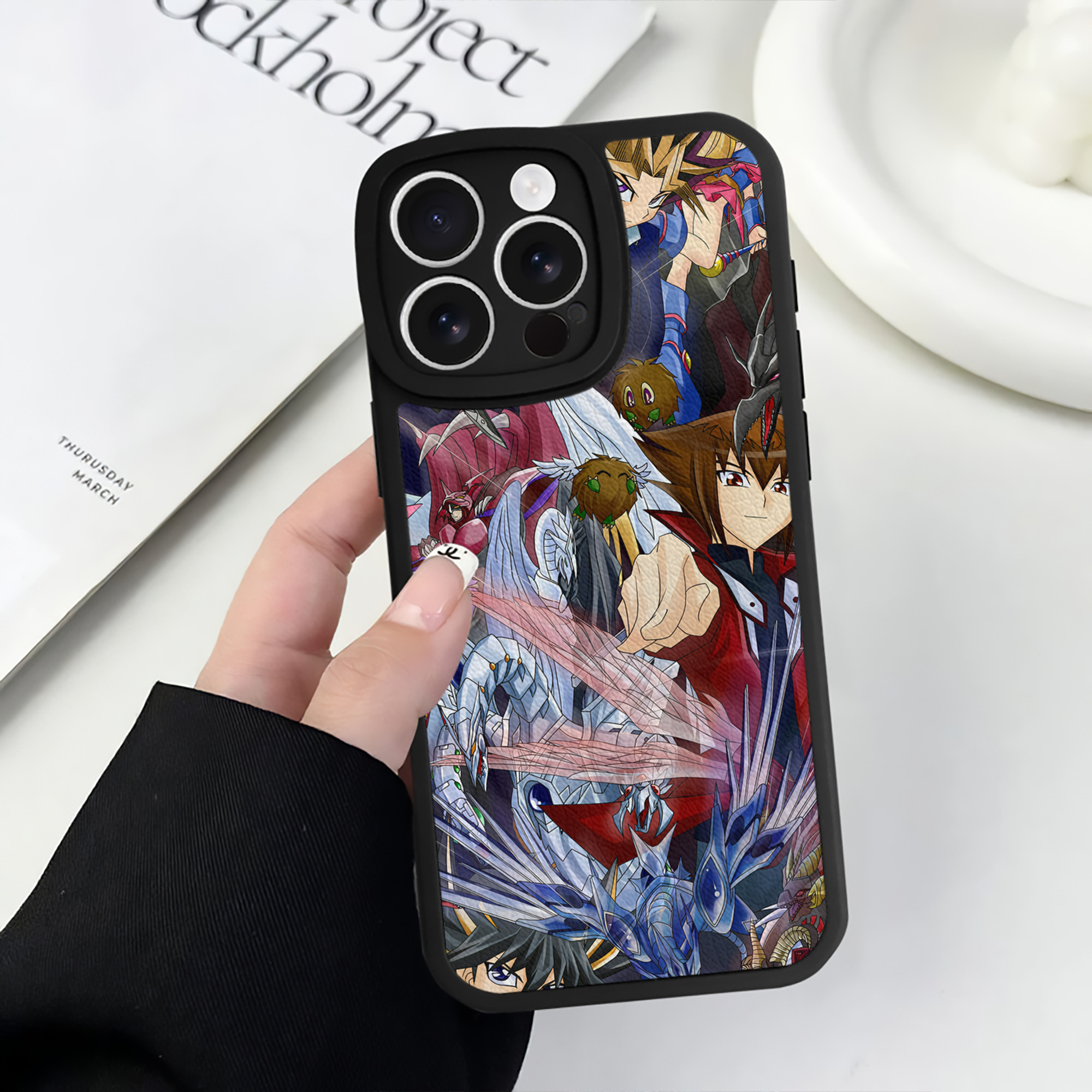 （画像用） 遊☆戯☆王 Yu-Gi-Oh! 【iPhone 16シリーズ対応】シリコンスマホケース（レザー調） 材質：シリコン